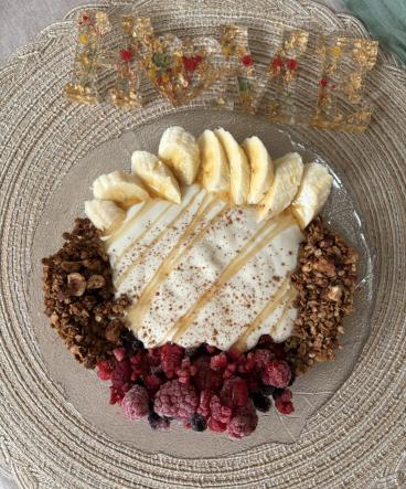 Ovocná miska s jogurtom a müsli
